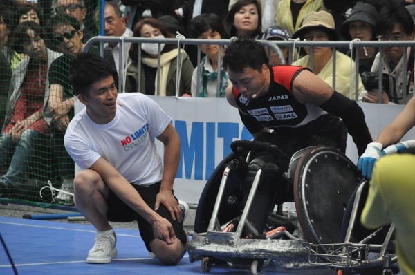 ラグビー日本代表もタックルにたじたじ…”殺人球技”車いすラグビーの迫力