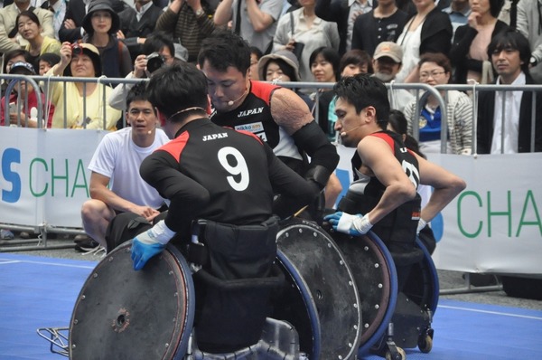 ラグビー日本代表もタックルにたじたじ…”殺人球技”車いすラグビーの迫力