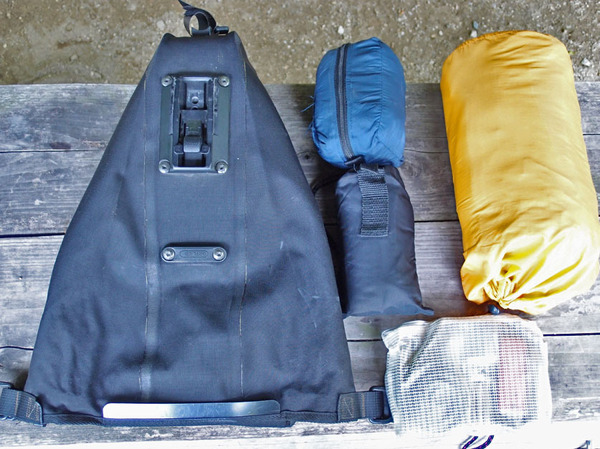 左のサドルバッグには、右の4品が収まっている。ワンタッチで着脱ができるのもありがたい