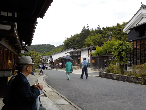 旅の締めくくりは旧中山道の妻籠宿。ここで雨が降り始め、持参したレインウェアの出番となった