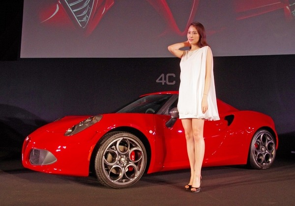 女優の長澤まさみさんが、アルファロメオの新型『4C（フォーシー）』発表会に駆けつけた