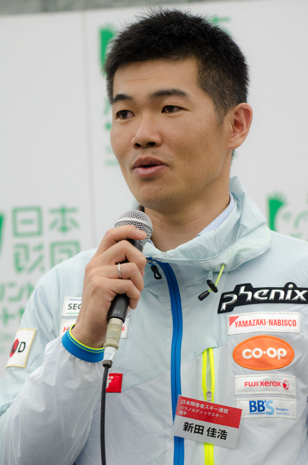 パラ・クロスカントリースキー日本代表の新田佳浩（2016年5月10日、日本障害者スキー連盟活動報告会）