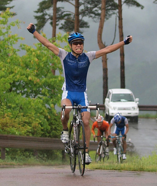 　日本学生自転車競技連盟が主催する全日本学生選手権個人ロードレース大会が、5月30・31日に長野県木祖村の奥木曽湖周回コースで行われ、男子レース（181km）は、7人の先頭集団によるラスト1kmの登りスプリントを制した木守望（京都産業大学）が優勝した。