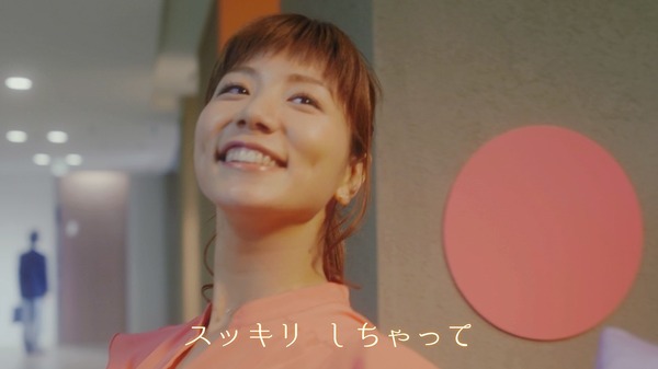 元日本代表の青木愛、シンクロを地上で披露…ミスカリンダCM