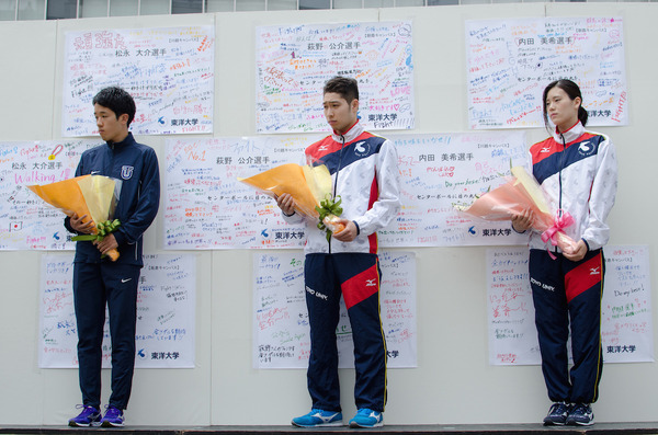 東洋大学でリオ五輪代表選手壮行会が開催、左から陸上の松永大介、競泳の萩野公介と内田美希（2016年5月16日）