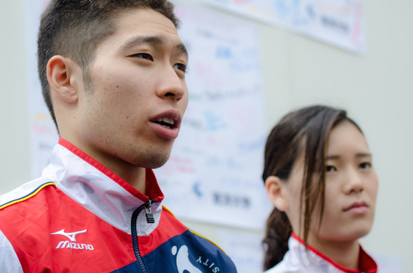 萩野公介（左）と内田美希（2016年5月16日、リオ五輪代表選手壮行会）