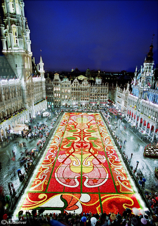 ブリュッセルのユネスコ世界遺産「グランプラス」でのフラワーカーペット