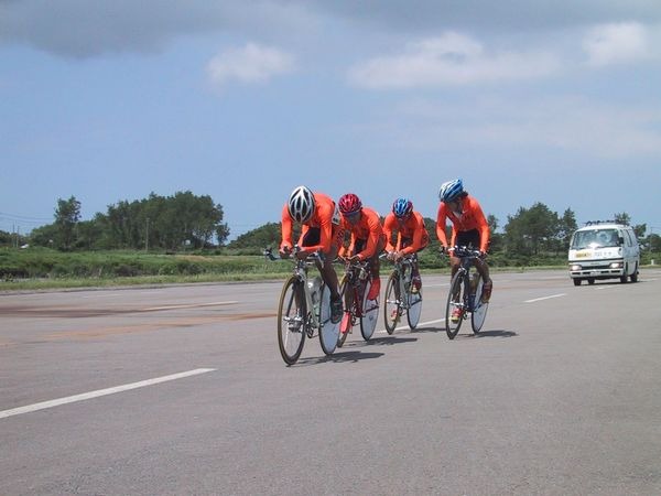 　日本学生自転車競技連盟が主催する、第48回全日本学生選手権チームロードタイムトライアル大会が6月20日に秋田県大潟村のソーラースポーツラインで開催される。コースは、先週末に行われた全日本選手権タイムトライアルと同じで、オールフラットの1周30kmのコースを3