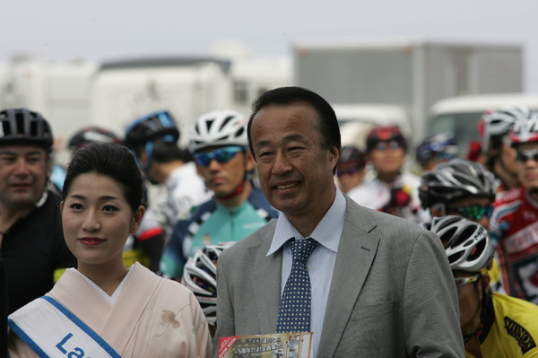 大会に駆けつけた宮元陸加賀市長。左はレディーカガ
