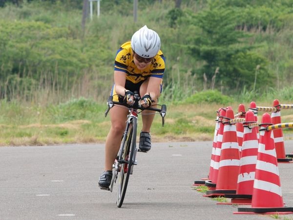 　第21回全日本学生個人ロードタイムトライアル自転車競技大会の女子の部が6月20日に秋田県大潟村ソーラースポーツラインで行われ、川又千裕（鹿屋体育大）が22分31秒305（平均時速39.96km）で初優勝した。