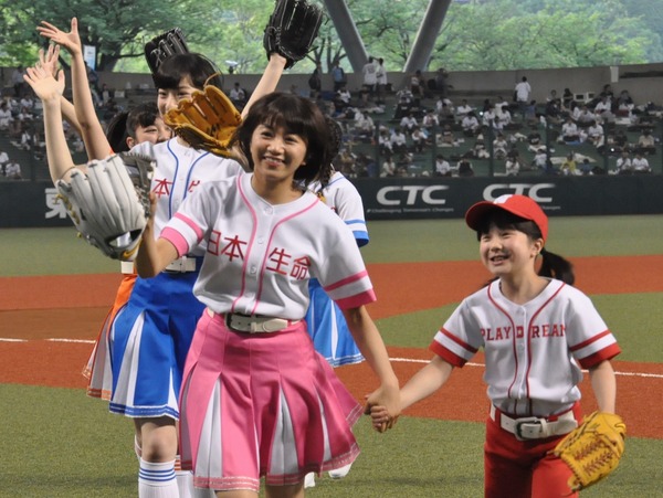 私立恵比寿中学と本田紗来ちゃん、交流戦始球式に登場（写真蔵）