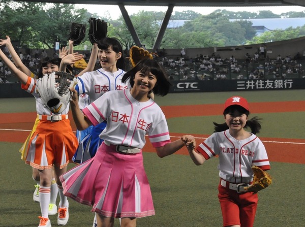 私立恵比寿中学と本田紗来ちゃん、交流戦始球式に登場（写真蔵）