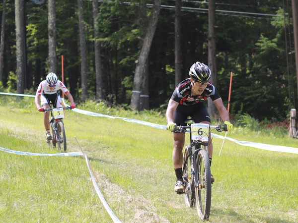 Coupe du Japon（クップ ドュ ジャポン富士見パノラマ大会XCO。ゲレンデの坂で追いつき、下りで沢田を抜き去る中原