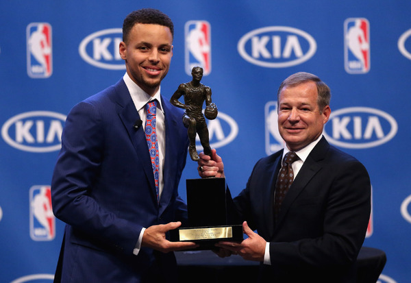 ステフィン・カリーがNBA最優秀選手賞を受賞（2016年5月10日）