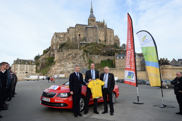 2016年ツール・ド・フランスの開幕地となるモンサンミッシェルを背景にクリスティアン・プリュドムら主催者が記念撮影