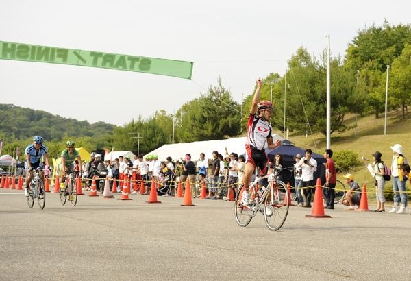 　第78回全日本アマチュア自転車競技選手権大会が6月27日（土）、広島県中央森林公園で行われ、23歳以下のU23クラスで平井栄一（18＝ブリヂストンエスポワール）が優勝した。平井は08年の全日本ジュニア選手権ロードレースでも優勝している。