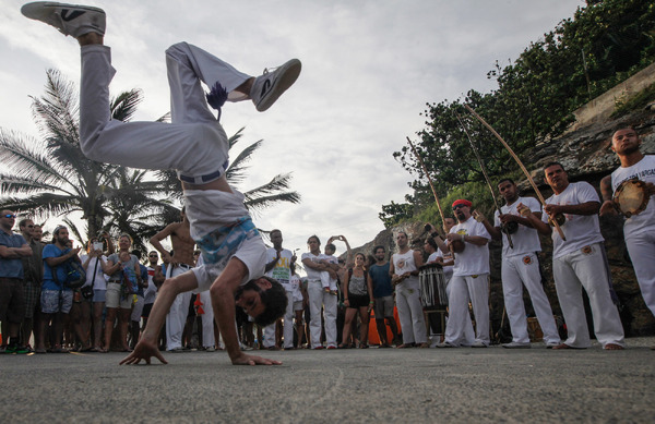 格闘技をもとに音楽やダンスを取り入れたブラジルの文化「カポエイラ」