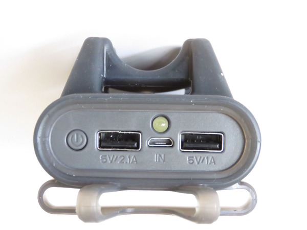 USBポートは2個、中央部にLEDランプ、左にスイッチ