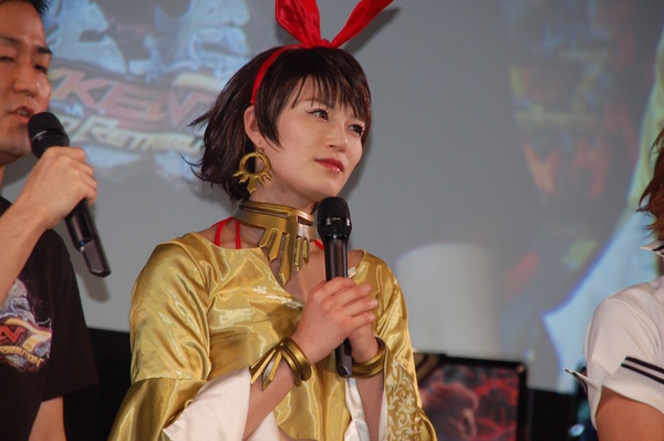 “神スイング”稲村亜美、モデルボクサー高野人母美がコスプレ共演！