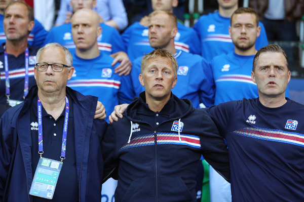 サッカーアイスランド代表のラーシュ・ラーゲルベック共同監督（左/2016年6月14日）