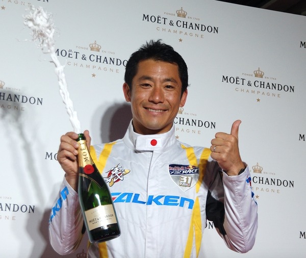 レッドブル・エアレースで優勝、室屋義秀選手のサインを読者プレゼント！