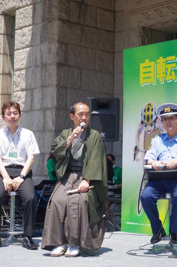 猛暑日の中、袴姿で登場した京都市、門川大作市長（写真＝岡田由佳子）