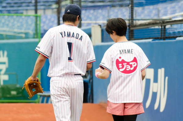 剛力彩芽がヤクル対中日「ジョア ピーチDAY」で始球式。山田哲人（ヤクルト）と投球練習（2016年6月25日）