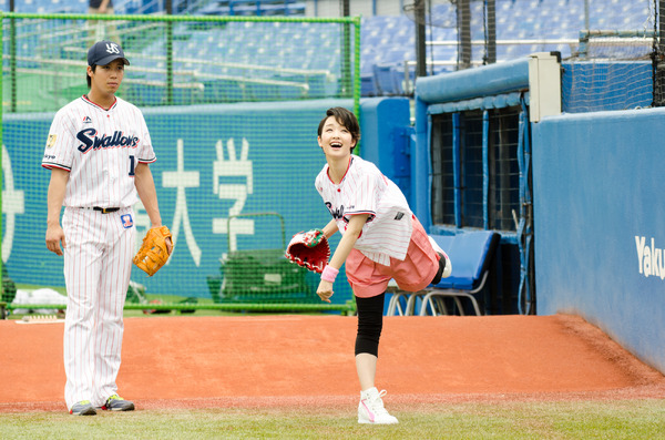 剛力彩芽がヤクル対中日「ジョア ピーチDAY」で始球式。山田哲人（ヤクルト）と投球練習（2016年6月25日）