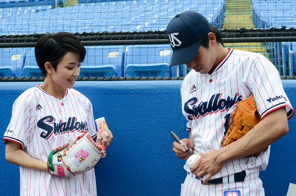 剛力彩芽がヤクル対中日「ジョア ピーチDAY」で始球式。山田哲人（ヤクルト）と投球練習（2016年6月25日）