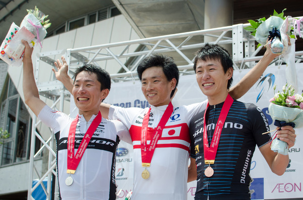 全日本選手権ロードでブリヂストンアンカーの初山翔（右）が優勝、2位に西薗良太、3位に木村圭佑（2016年6月26日）