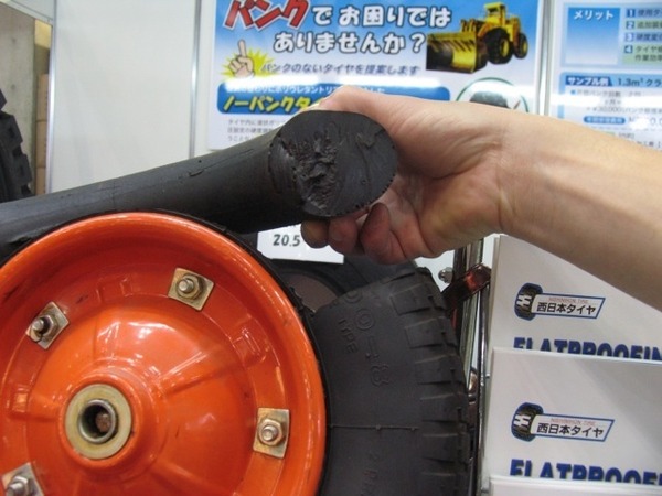 タイヤの内部に充填することでノーパンクを実現するソフトフィル。表面はやや柔らかいが、圧縮力には抵抗がある