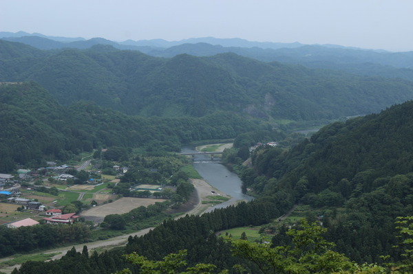 頂上からの眺め。久慈川が見える。