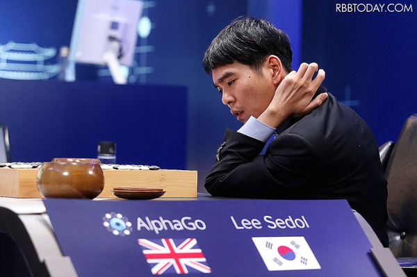 Google傘下のDeepMindが開発した人工知能「アルファ碁」（AlphaGo）と李世ドル氏の対局　（C）Getty Images