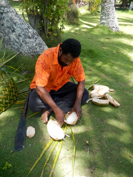 男性軍によるココナッツの葉のカゴ作り