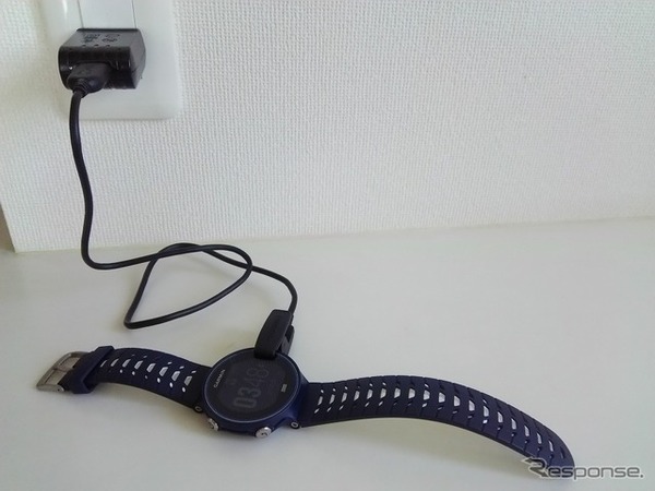 クリップタイプのUSBケーブルで充電する。アダプタがあれば通常のコンセントも使える