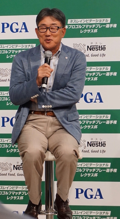 「ネスレインビテーショナル 日本プロゴルフマッチプレー選手権 レクサス杯」選手発表会に登壇したネスレ日本の高岡浩三CEO（2016年7月12日）