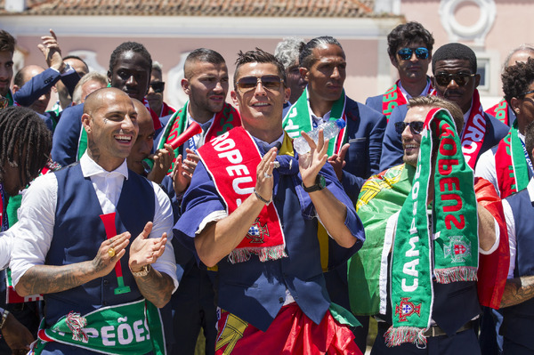 サッカー欧州選手権で優勝したポルトガル代表のクリスティアーノ・ロナウド（中央）らが凱旋（2016年7月12日）