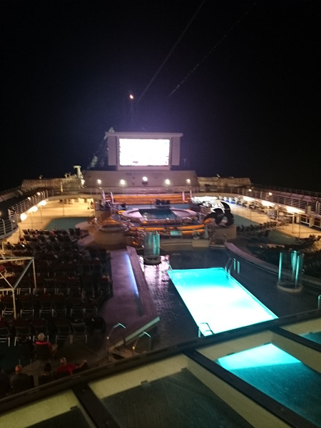 客船では毎晩遅くまで多くの人が飲んだり映画を見て楽しんでいました