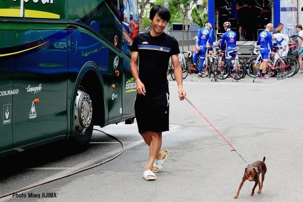 楽しそうに愛犬の散歩をする休息日の新城