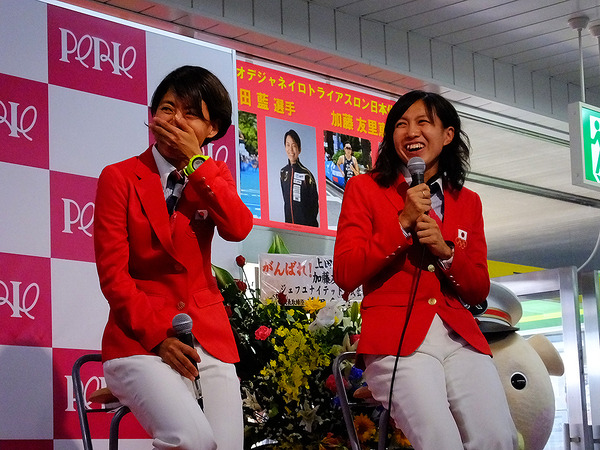 「稲毛の街からメダリストを！」女子トライアスロン、上田藍選手、加藤友里恵選手、壮行会（JR総武線 稲毛駅、6月18日）