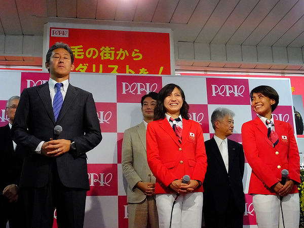 山根英紀ヘッドコーチ、加藤友里恵選手、上田藍選手。「稲毛の街からメダリストを！」女子トライアスロン、上田藍選手、加藤友里恵選手、壮行会（JR総武線 稲毛駅、6月18日）