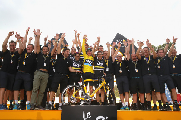 ツール・ド・フランス、フルームの総合優勝を祝うスカイの関係者たち（2016年7月24日）