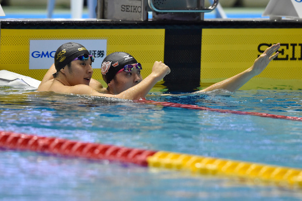 瀬戸大也（左）と坂井聖人（2016年4月8日）