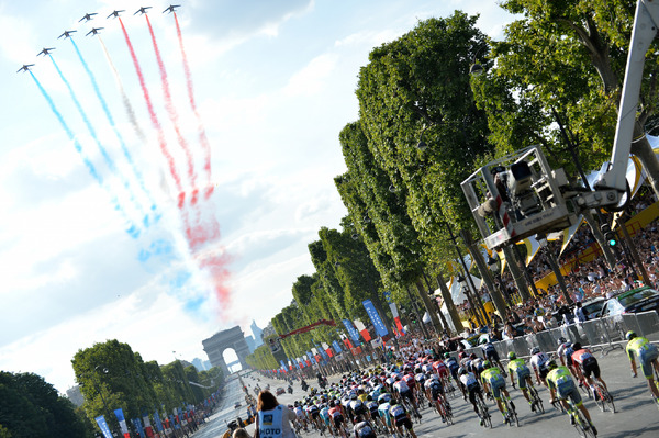 シャンゼリゼ1周目、選手らがコンコルド広場から凱旋門に向かう瞬間に視線の先からフランス空軍が飛んできた。秒単位で計算し尽くされた演出だ