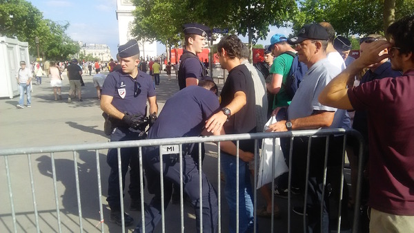 すべてのアプローチでパリ警察が観客や関係者のボディ＆荷物チェックを実施