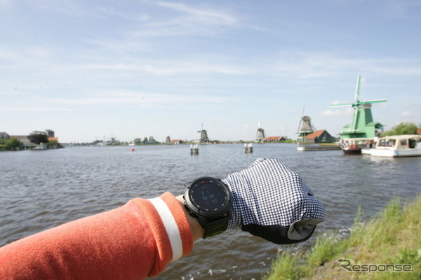 オランダの風車が見える景色の中でも独特の存在感を見せるfenix 3J Titanium