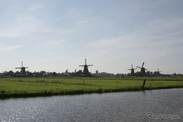アムステルダム郊外ではオランダの代名詞である風車が現役で動いている