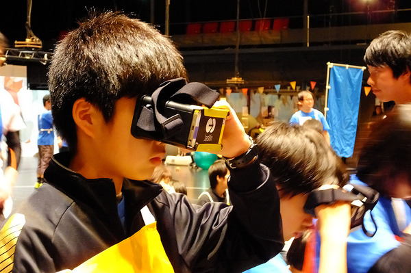 VRのヘッドマウントディスプレイを装着して走るパラレル・アイズ・リレー（スポーツ・ハッカソン／未来の山口の運動会、山口情報芸術センター（YCAM）、12月11～13日）