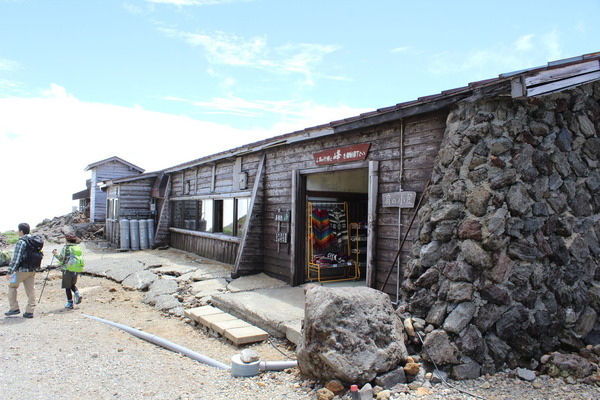 お世話になった肩の小屋。湿布を10円で売ってもらた。