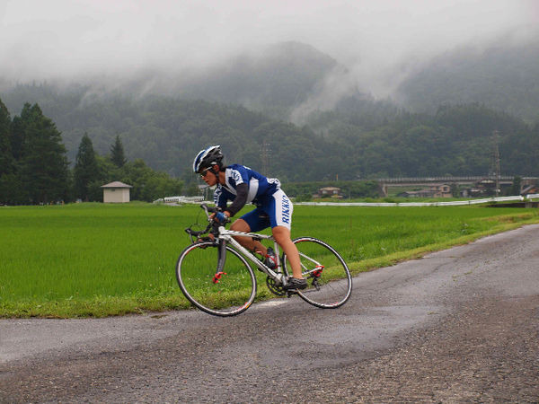 　全日本学生ロードレースカップシリーズ第4戦は、8月1日と2日野県北安曇野郡白馬村飯森の一般道路1周1.6kmのコースで行われ、初日・2日目とも女子レースで立教大の田中舞が優勝。